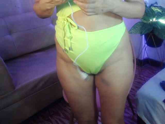 Yeseniaa25 webcam