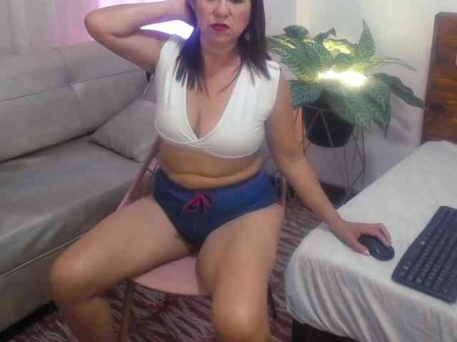 Yeseniaa25 webcam