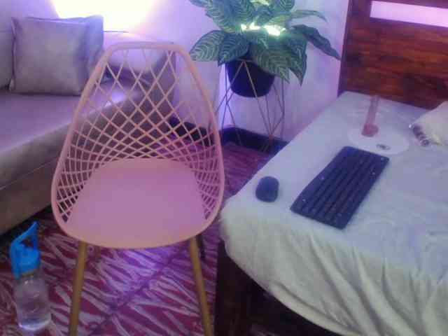 Yeseniaa25 webcam