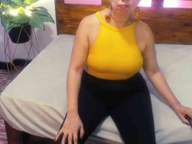 Yeseniaa25 Live Webcam on BongaCams