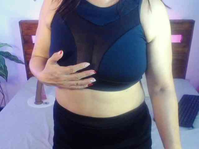 Yeseniaa25 webcam