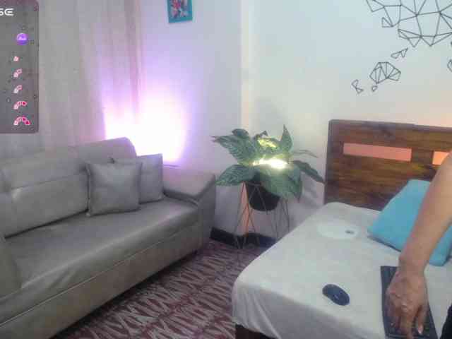 Yeseniaa25 webcam