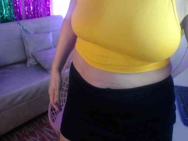 Yeseniaa25 webcam