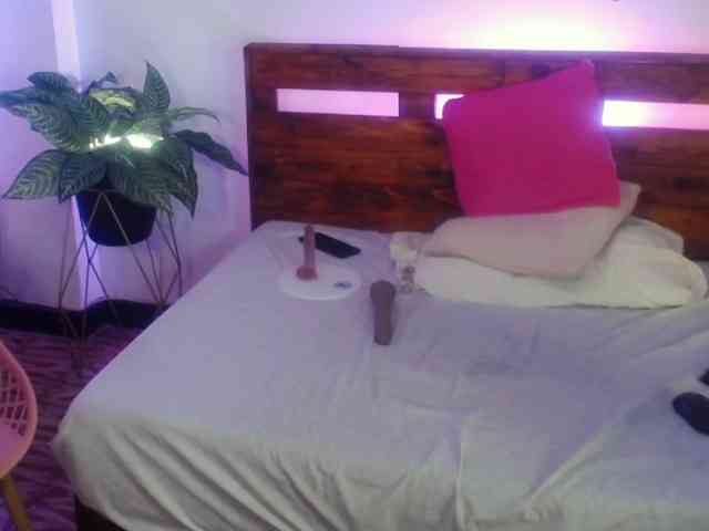 Yeseniaa25 webcam