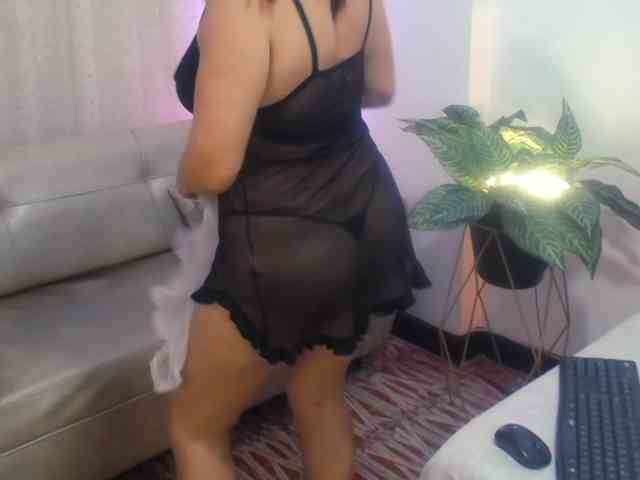 Yeseniaa25 webcam