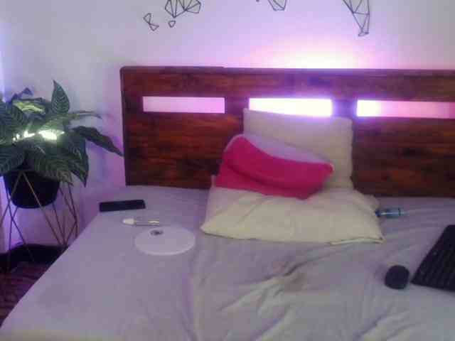 Yeseniaa25 webcam
