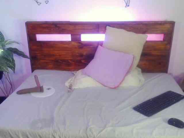 Yeseniaa25 webcam