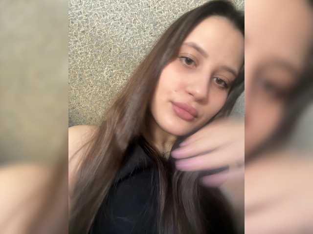 Llevie's BongaCams show and profile