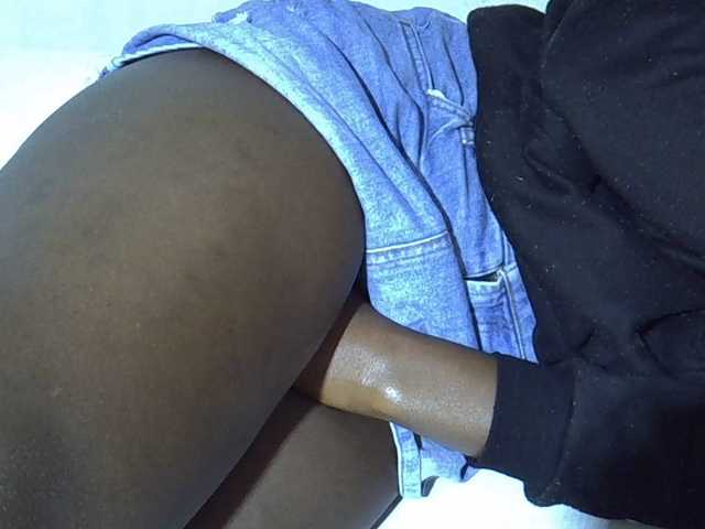 Sexyyves webcam bongacams model stream image