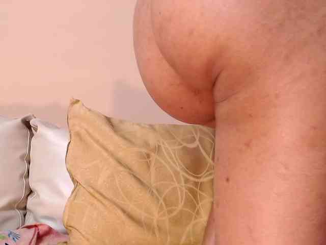 LilyRossi webcam