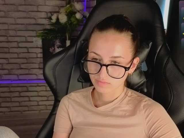  Emilia-Wayne chat room