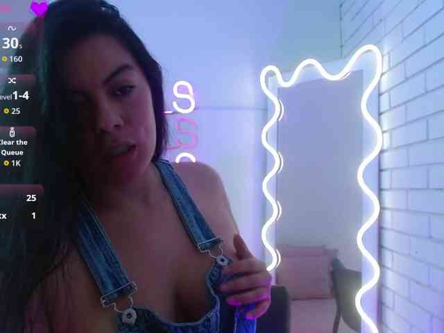 Coraline-tay webcam