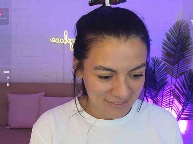 Coraline-tay webcam