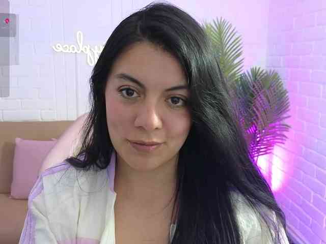 Coraline-tay webcam