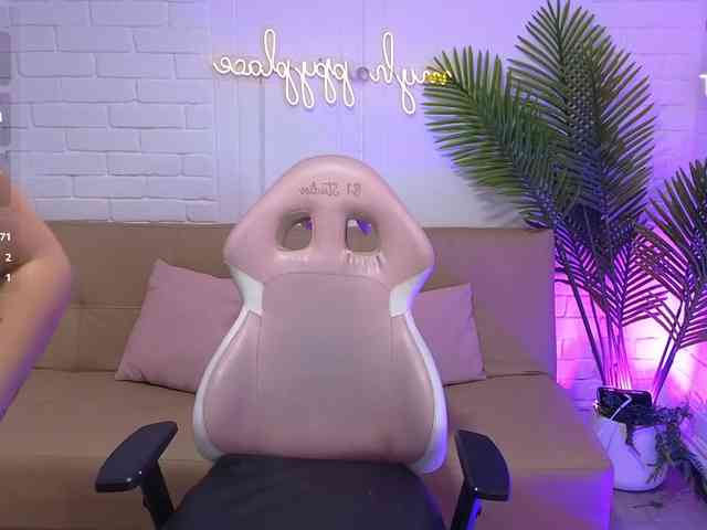 Coraline-tay webcam