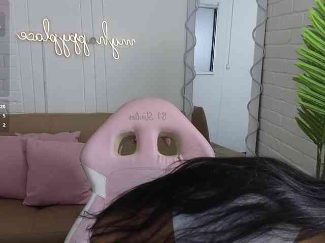 Coraline-tay webcam