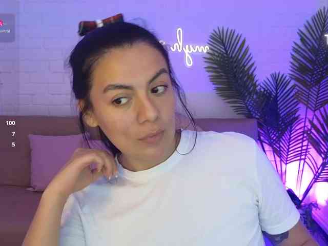 Coraline-tay webcam