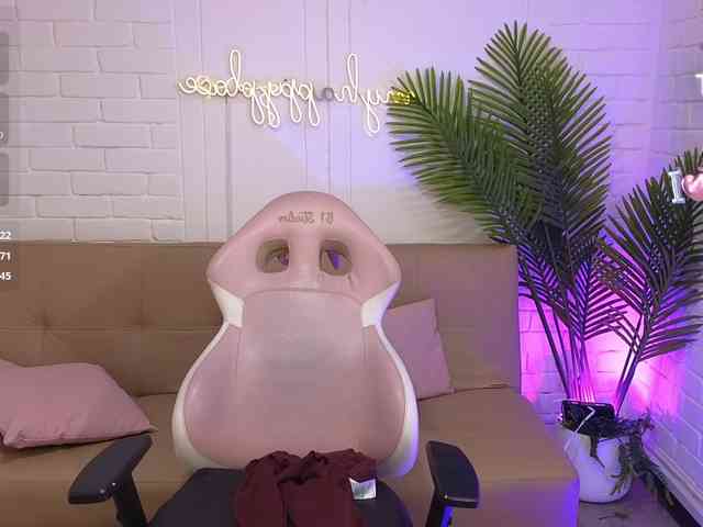Coraline-tay webcam