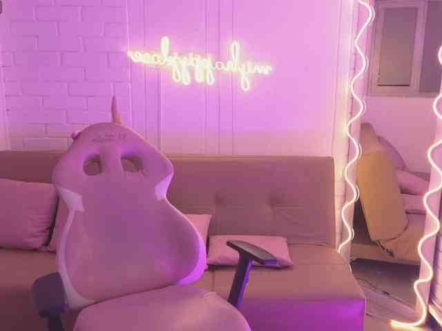 Coraline-tay webcam
