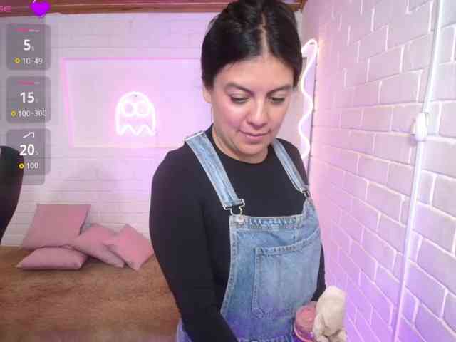 Coraline-tay webcam