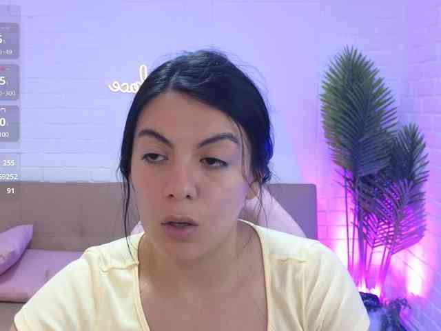 Coraline-tay webcam