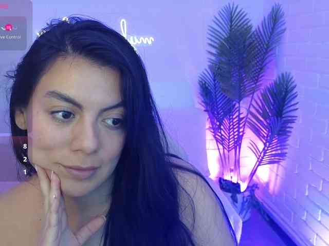 Coraline-tay webcam