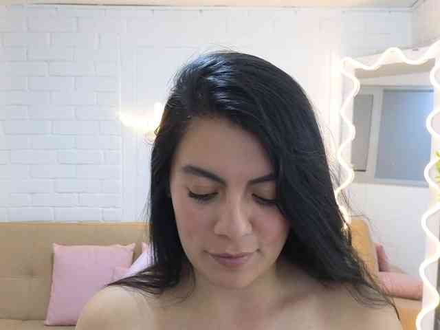 Coraline-tay webcam