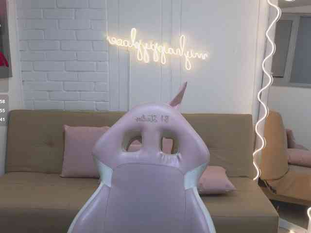 Coraline-tay webcam