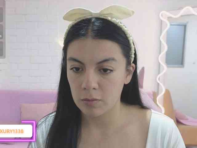 Coraline-tay webcam