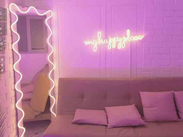 Coraline-tay webcam