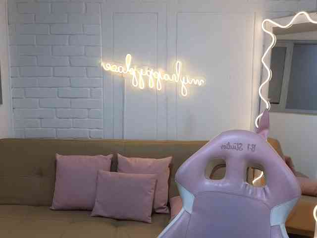 Coraline-tay webcam
