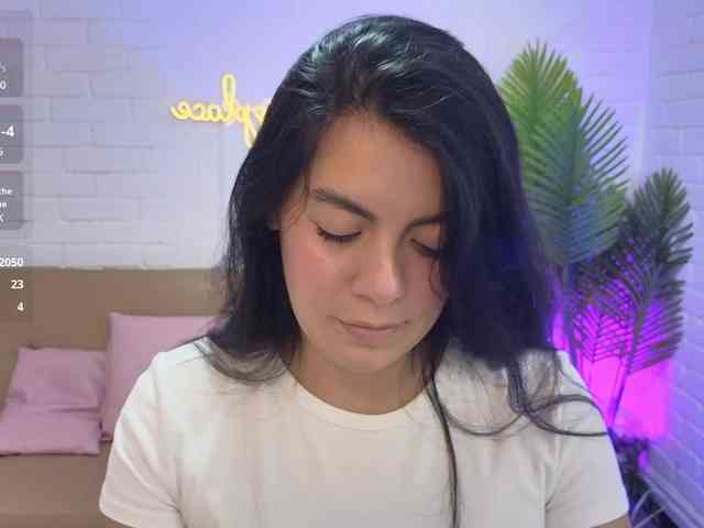 Coraline-tay webcam
