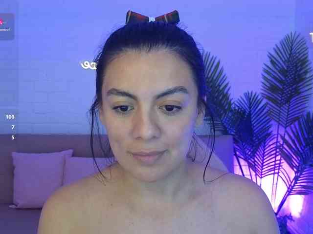 Coraline-tay webcam
