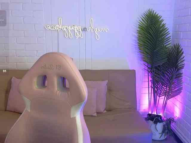 Coraline-tay webcam