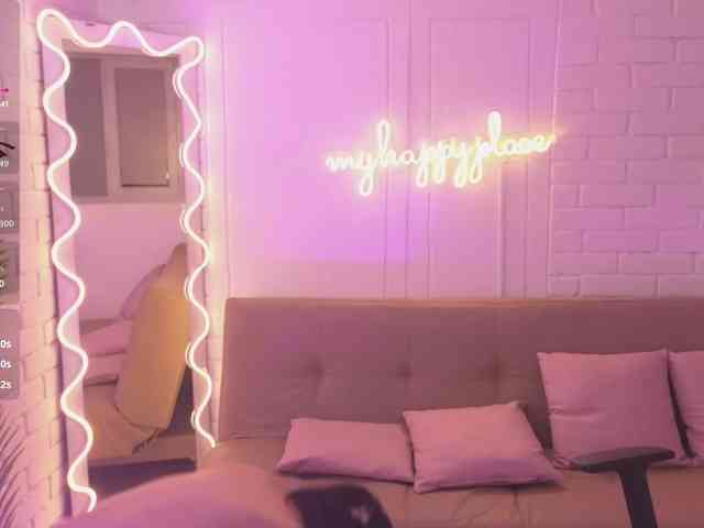 Coraline-tay webcam