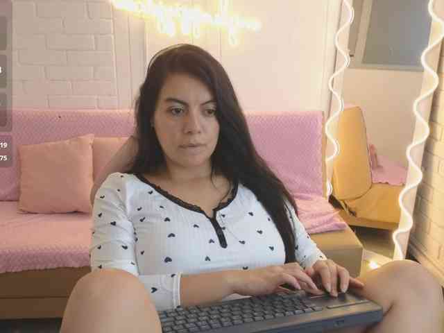 Coraline-tay webcam