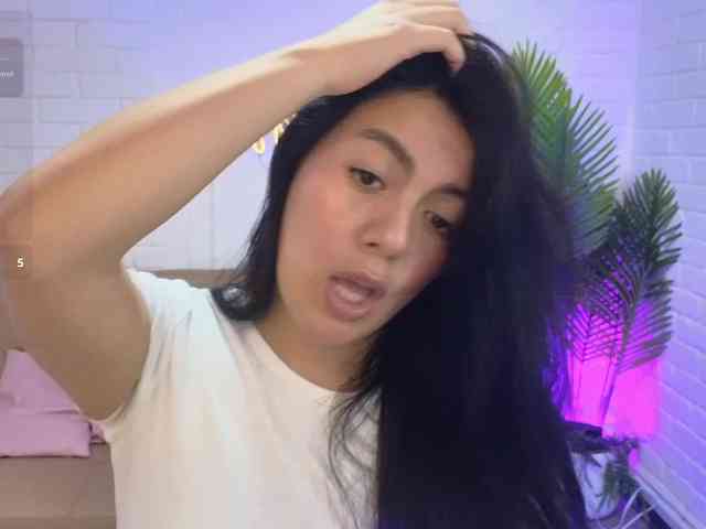 Coraline-tay webcam