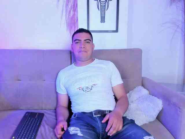 RobertsBrown Live Webcam on BongaCams