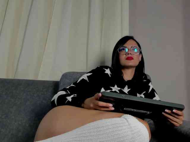Abril-jones10 webcam
