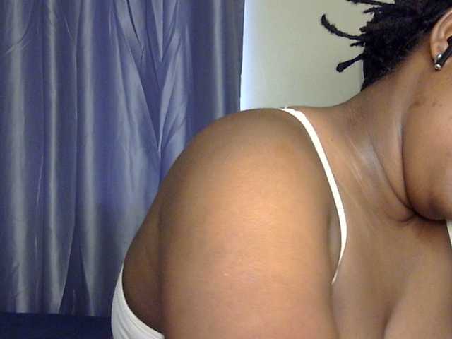 le modèle Mayer- est en webcam porno dans un show sur le site bongacams, il possède les tags suivants: Ebony,Brunette,Trimmed