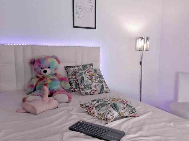 alma-brunette1 webcam
