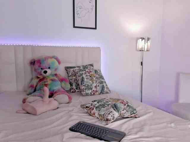 alma-brunette1 webcam