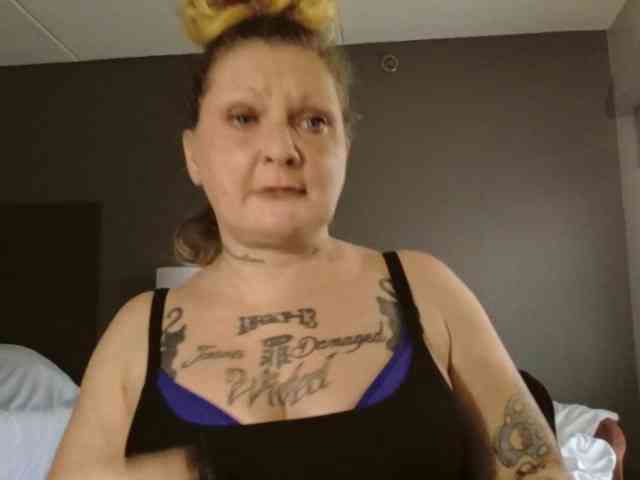Adelaideskyy Live Webcam on BongaCams