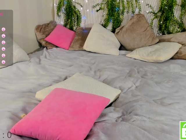 Kelly-Mott's BongaCams show and profile