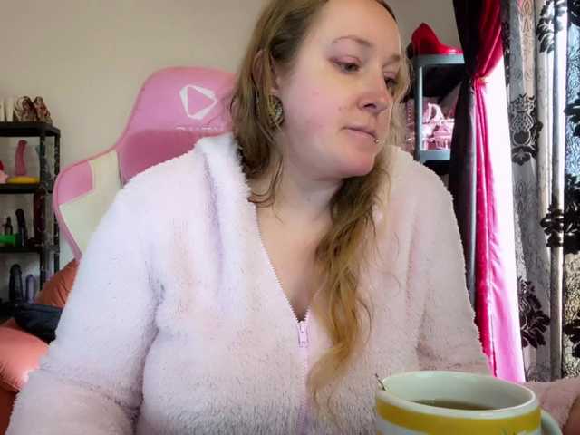 NylonQueen's BongaCams show and profile