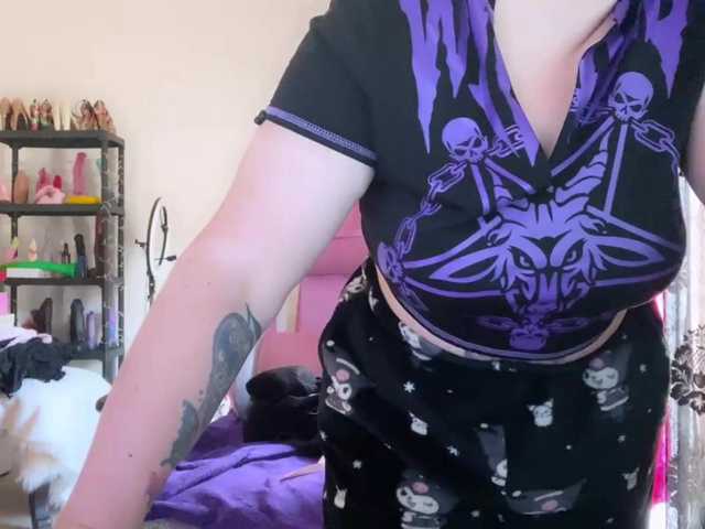 NylonQueen's BongaCams show and profile