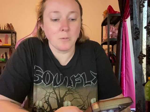 NylonQueen's BongaCams show and profile