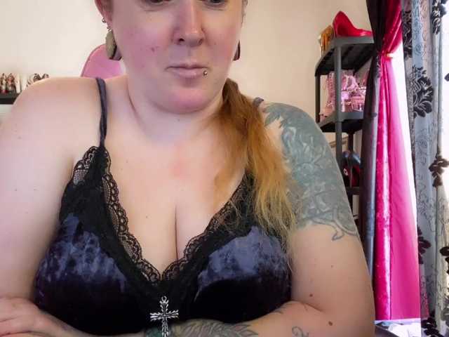 NylonQueen's BongaCams show and profile