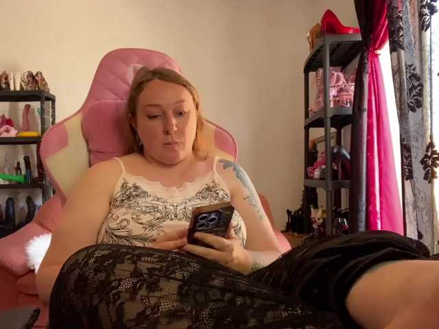 NylonQueen's BongaCams show and profile