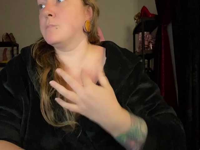 NylonQueen's BongaCams show and profile